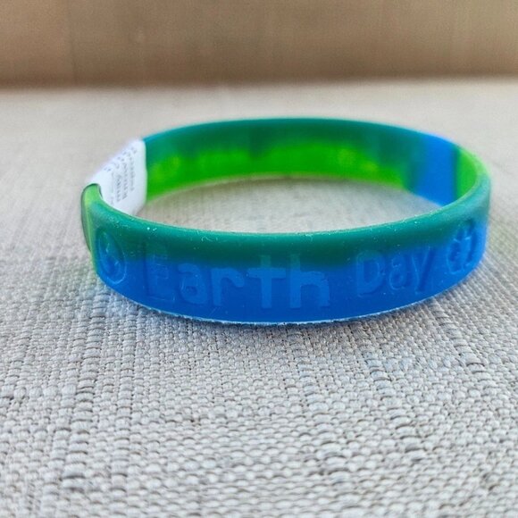 Earth Day Bracelet Blue/Green Rubber Stretched Unisex Wrist Band NWT Unbranded - Picture 8 of 9